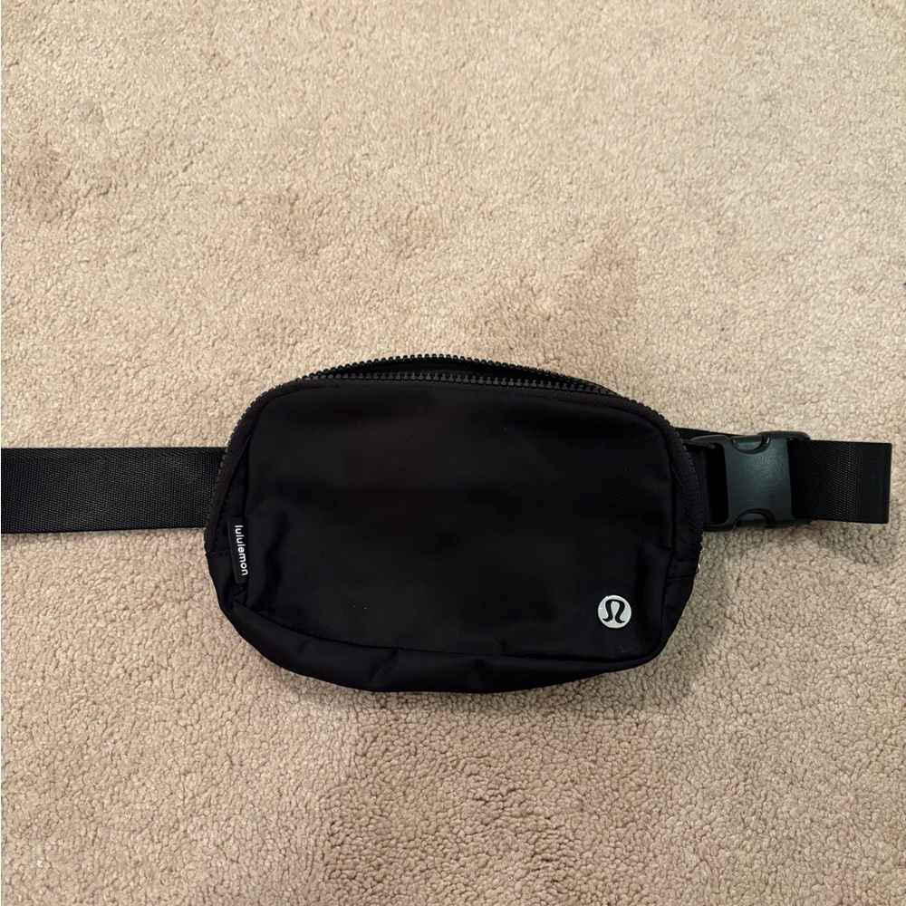 Lululemon everywhere belt bag 1L perfect condition